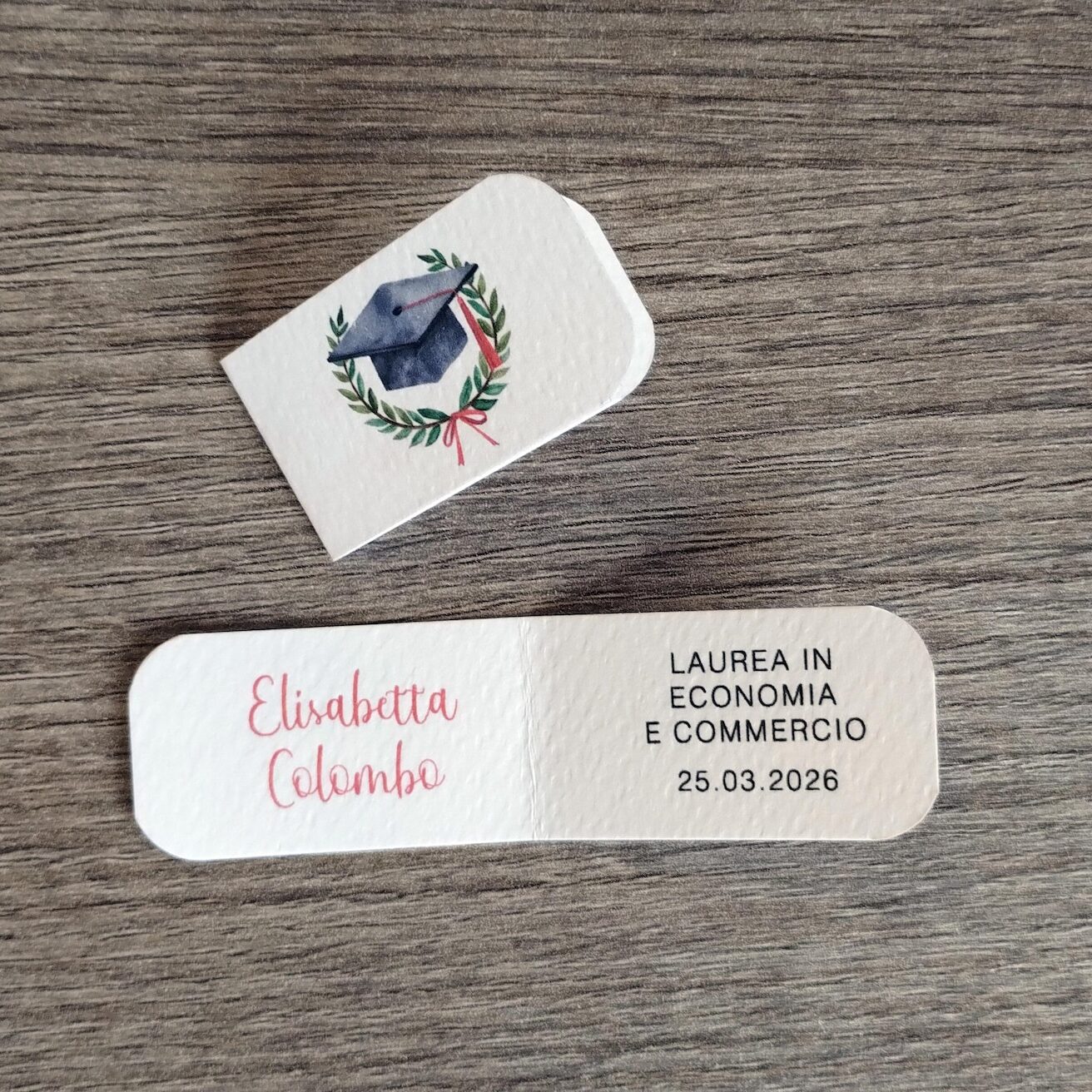 Bigliettini-bomboniere-laurea-tocco-e-ghirlanda Bigliettini-bomboniere-laurea-tocco-e-ghirlanda